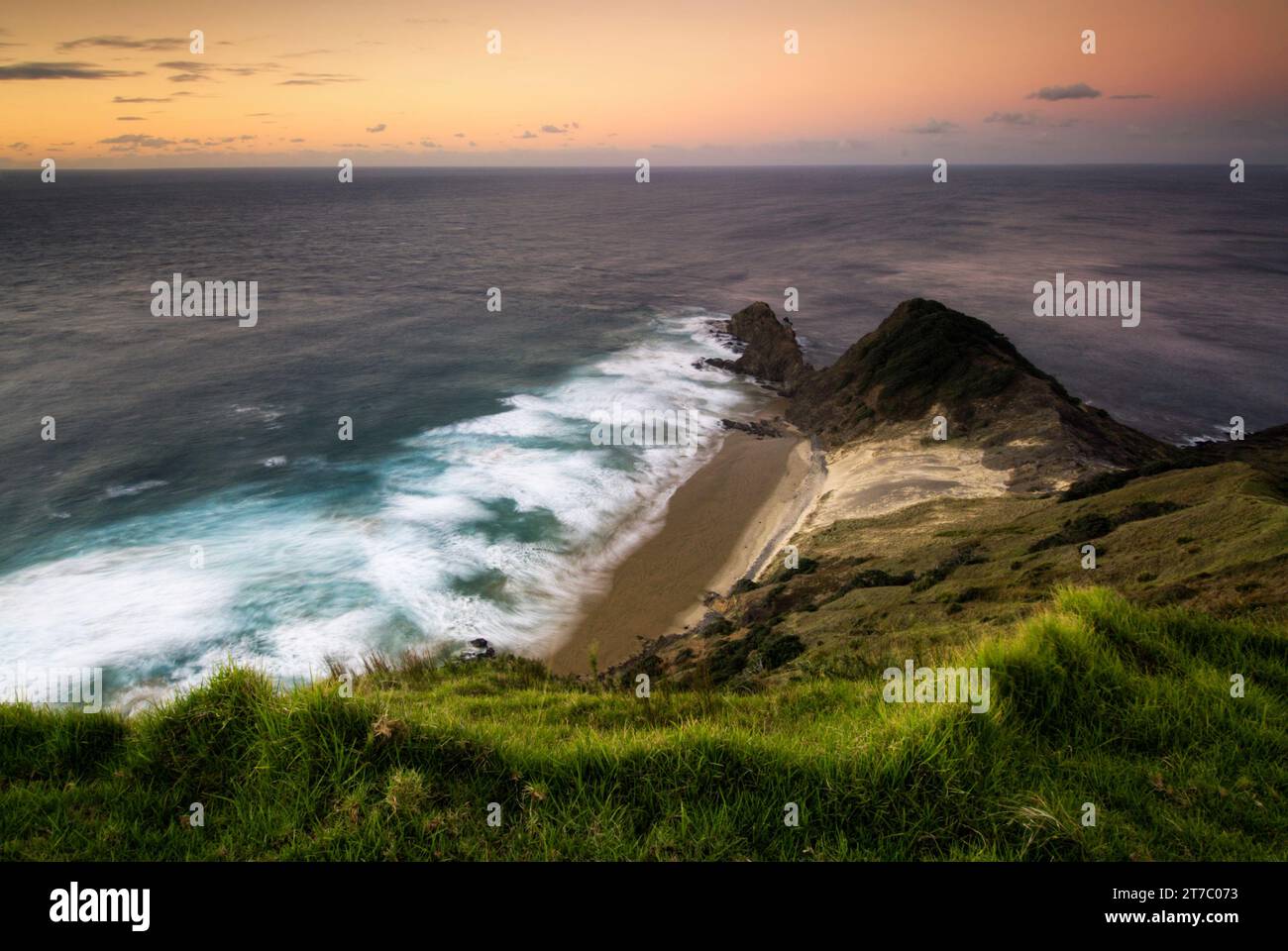 Coucher de soleil au Cap Reinga, le sommet de l'île du Nord de la Nouvelle-Zélande. Banque D'Images