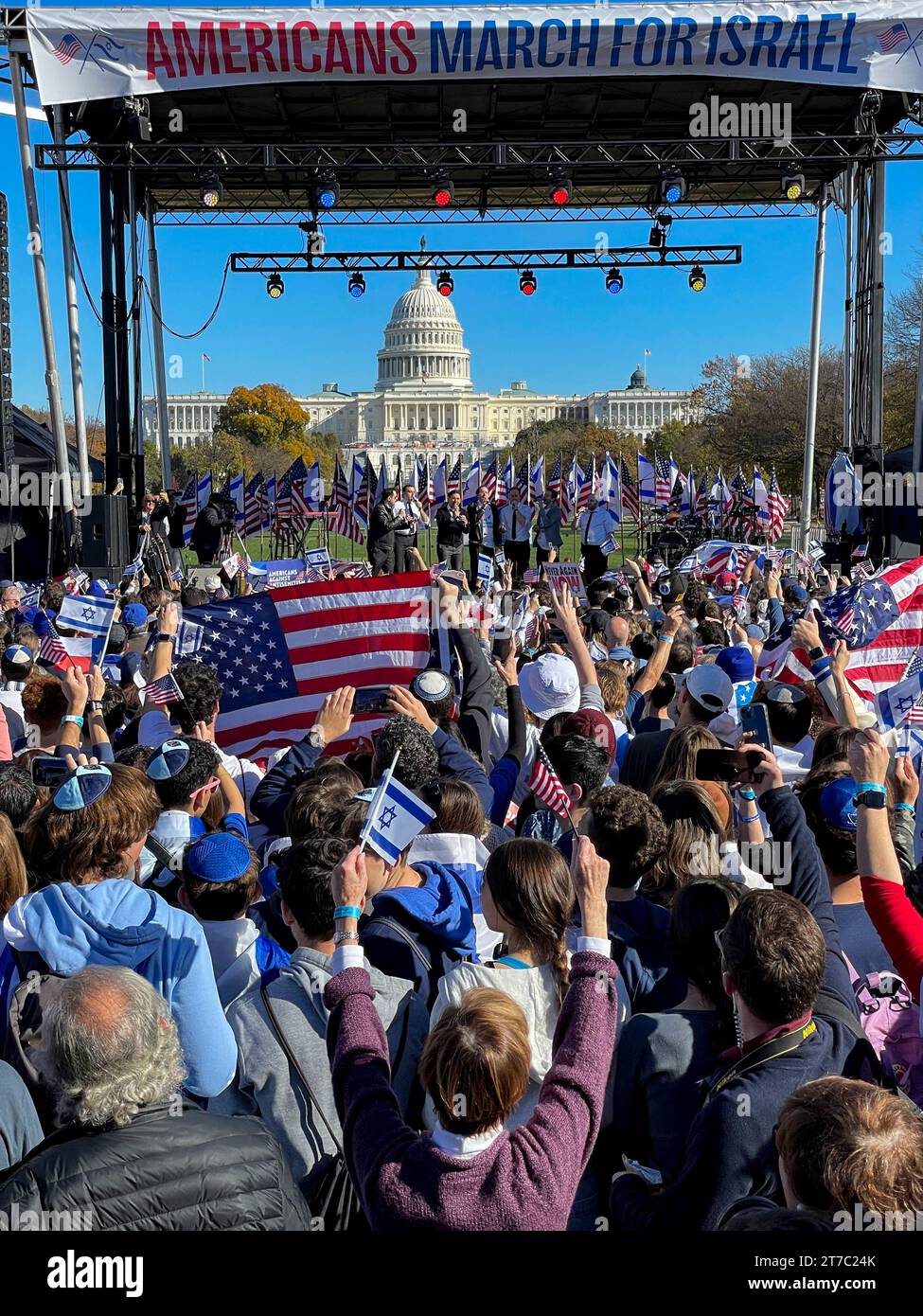 14 novembre 2023, Washington, District de Columbia, Etats-Unis : près de 300 000 assistent au rassemblement américain March for Israel sur le National Mall. Les orateurs et les pancartes lors du rassemblement ont appelé à la libération des otages et à la fin de l'antisémitisme. Les participants écoutent le groupe d'acapella, les Maccabeats, et jouent l'hymne national. (Image de crédit : © Sue Dorfman/ZUMA Press Wire) USAGE ÉDITORIAL SEULEMENT! Non destiné à UN USAGE commercial ! Banque D'Images