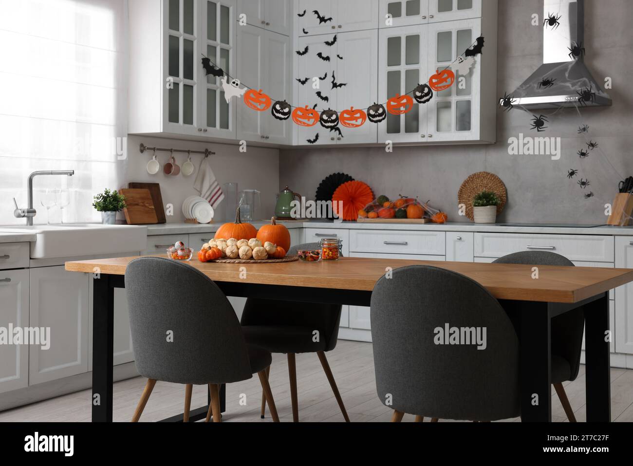 Intérieur de cuisine élégant avec décor festif. Fête d'Halloween Banque D'Images