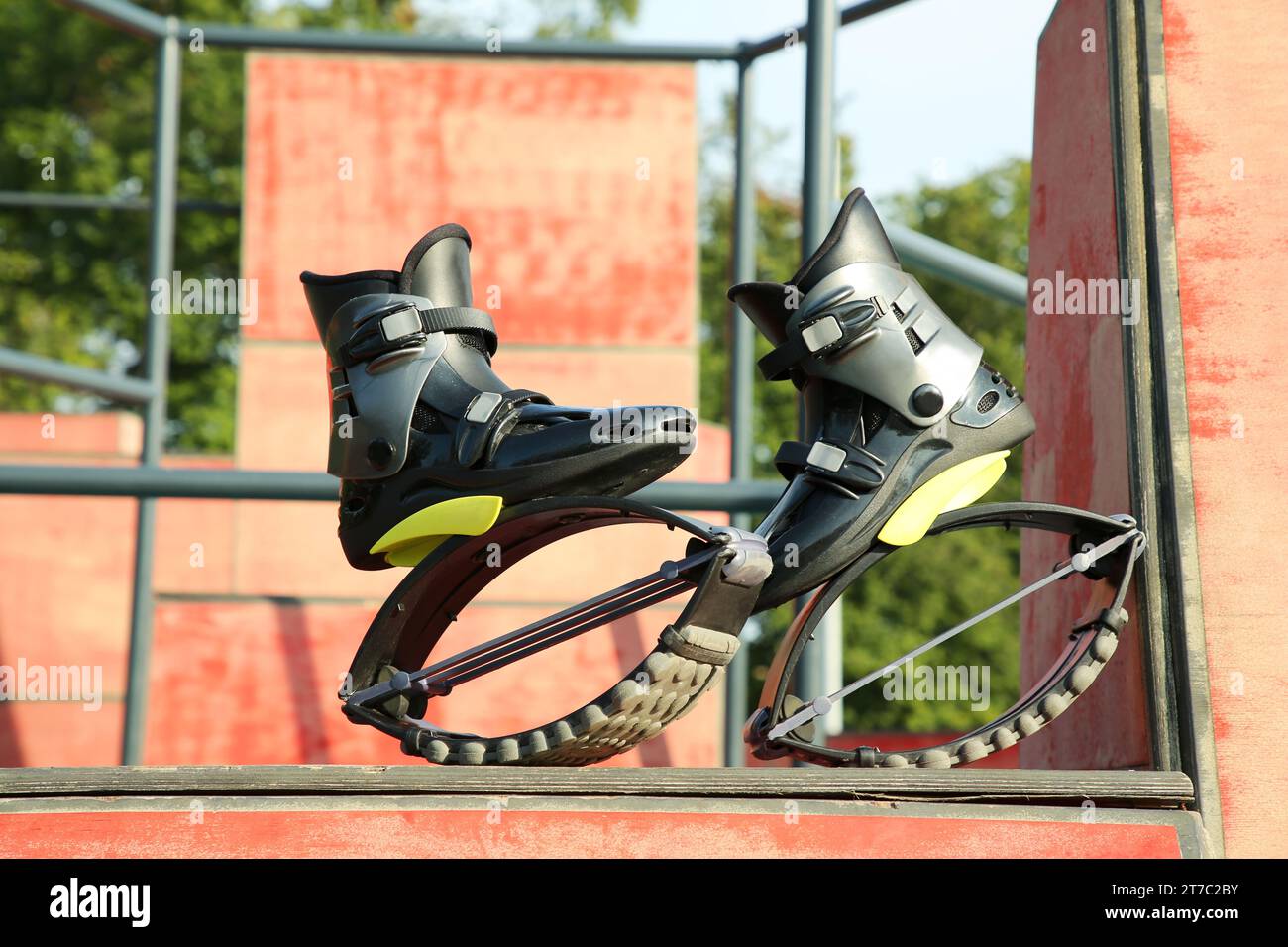 Bottes de saut kangoo élégantes dans le parc d'entraînement Banque D'Images