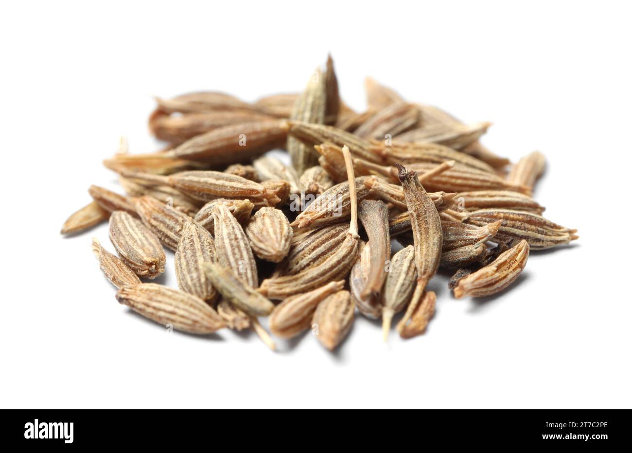 Tas de graines de carvi aromatique (cumin persan) isolées sur blanc Banque D'Images