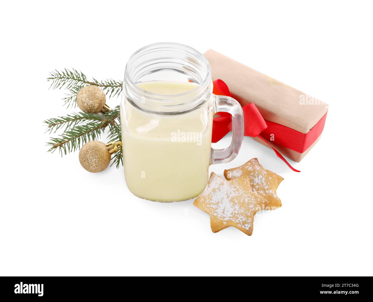 Pot de maçon en verre de délicieux lait de poule avec des biscuits, cadeau et décor de Noël isolé sur blanc Banque D'Images
