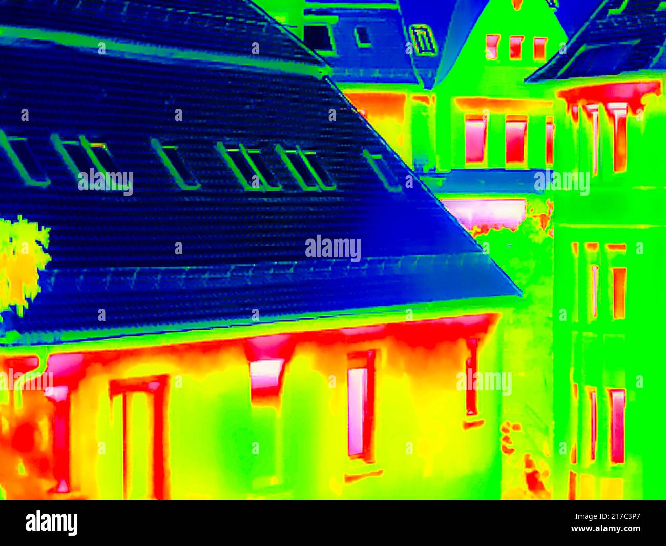Coûts de l'énergie, vue extérieure d'un bâtiment, photo symbolique pour la crise énergétique, coûts de chauffage, caméra thermique, thermographie, interpolée Banque D'Images