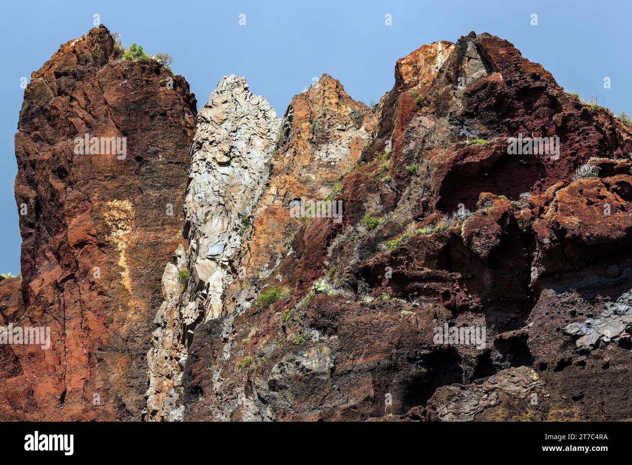 Roches de lave altérées sur les falaises près de Paul do Mar, Madère, Portugal Banque D'Images