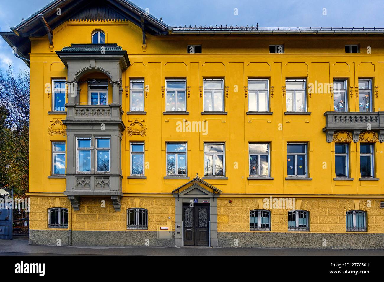 Façade jaune avec baie vitrée et balcon, jardin d'enfants Chapuis-Villa, Kempten, Allgaeu, Bavière, Allemagne Banque D'Images