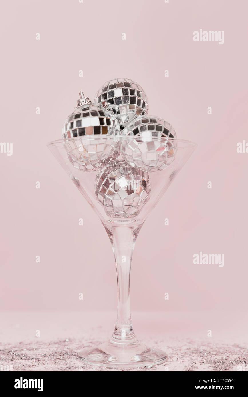 Verre à champagne transparent avec boules d'argent Banque D'Images