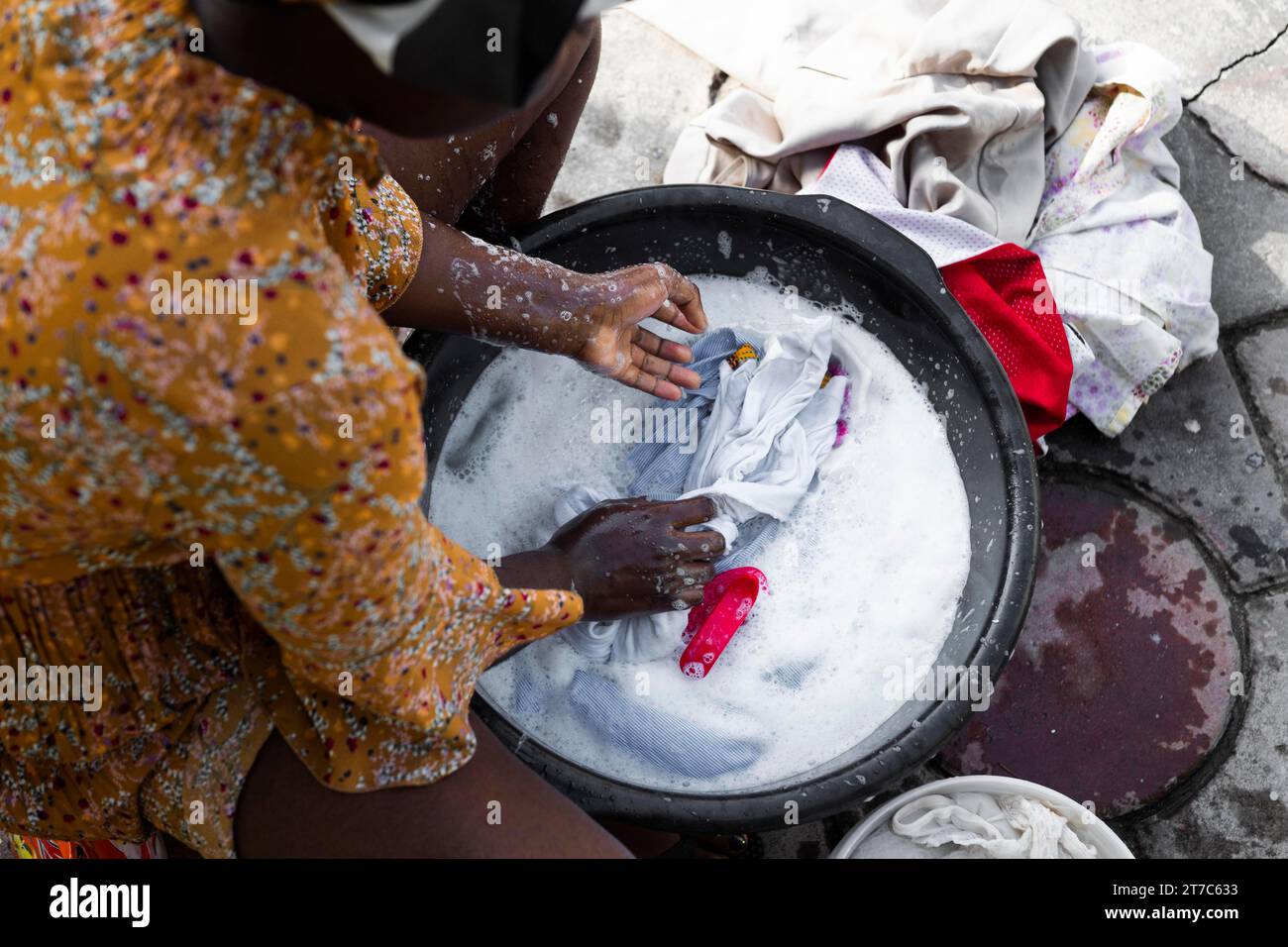 Gros plan Femme africaine lavant des vêtements Banque D'Images