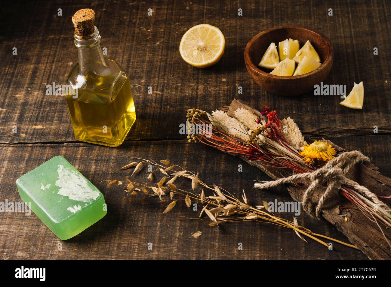 Gros plan de l'huile d'olive avec pain de savon aux plantes de citron Banque D'Images