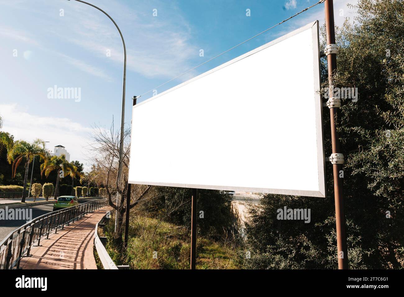 Vider le grand panneau d'affichage au bord de la route Banque D'Images