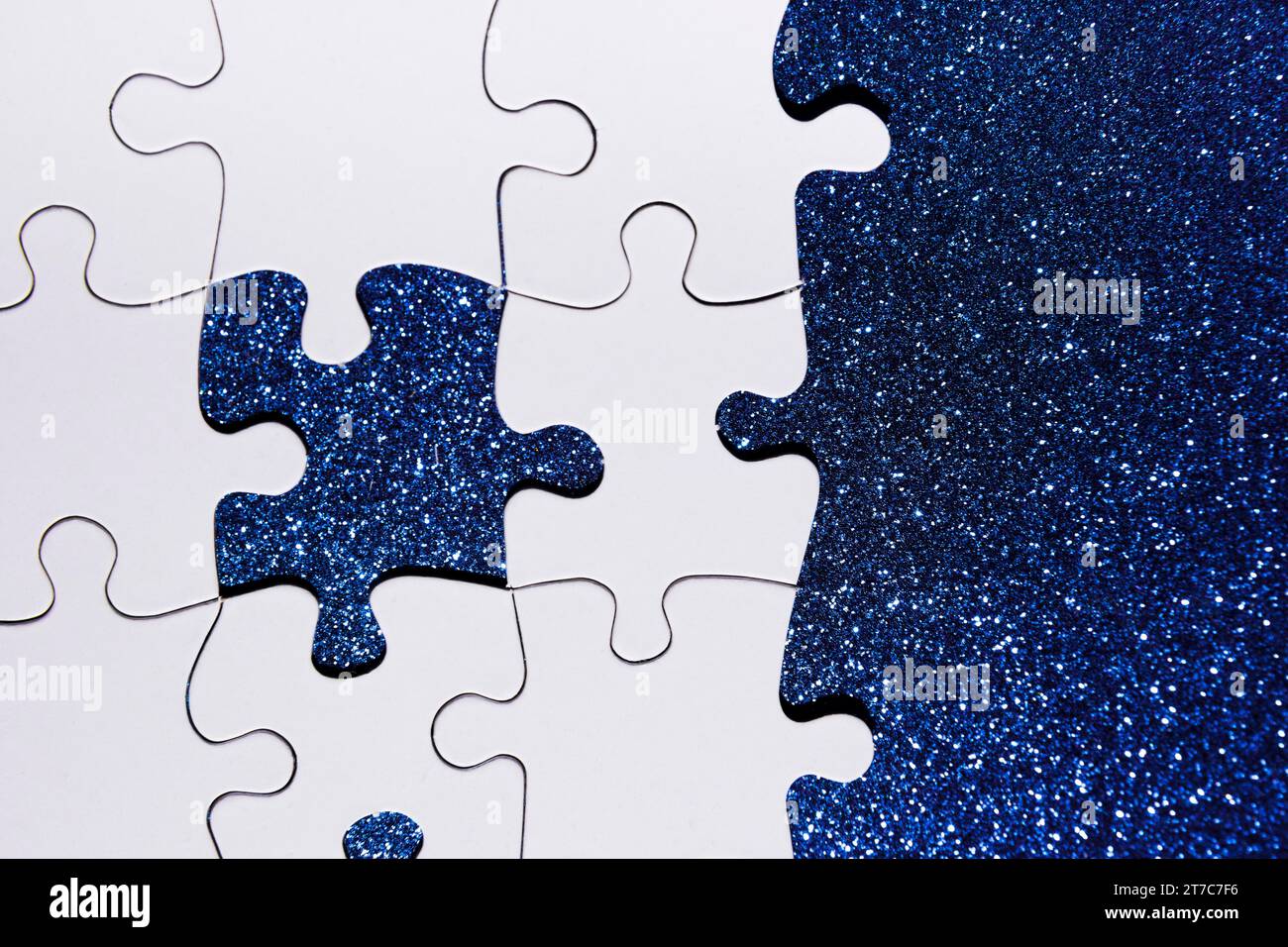 Vue aérienne pièce de puzzle fond bleu scintillant Banque D'Images