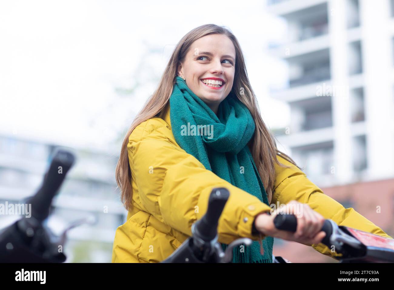 Jeune femme avec vélo à une station de vélo louer un vélo dans la ville Banque D'Images