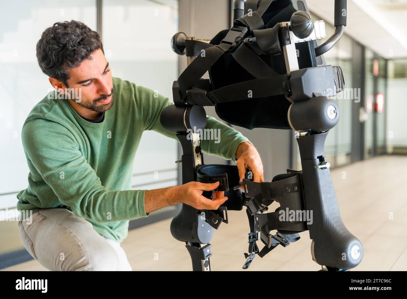 Ingénieur en exosquelette mécanique vérifiant le robot avant la livraison au client. Physiothérapie dans un hôpital moderne : squelette robotique. Physiothérapie Banque D'Images