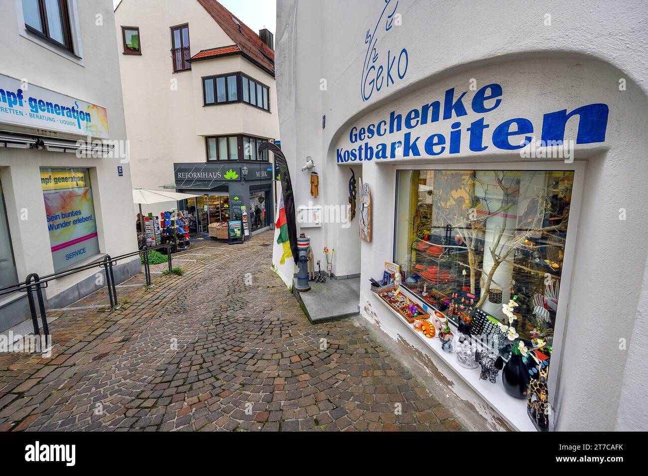 Ruelle étroite avec boutique de cadeaux, au Sutt à Kempten, Allgaeu, Bavière, Allemagne Banque D'Images