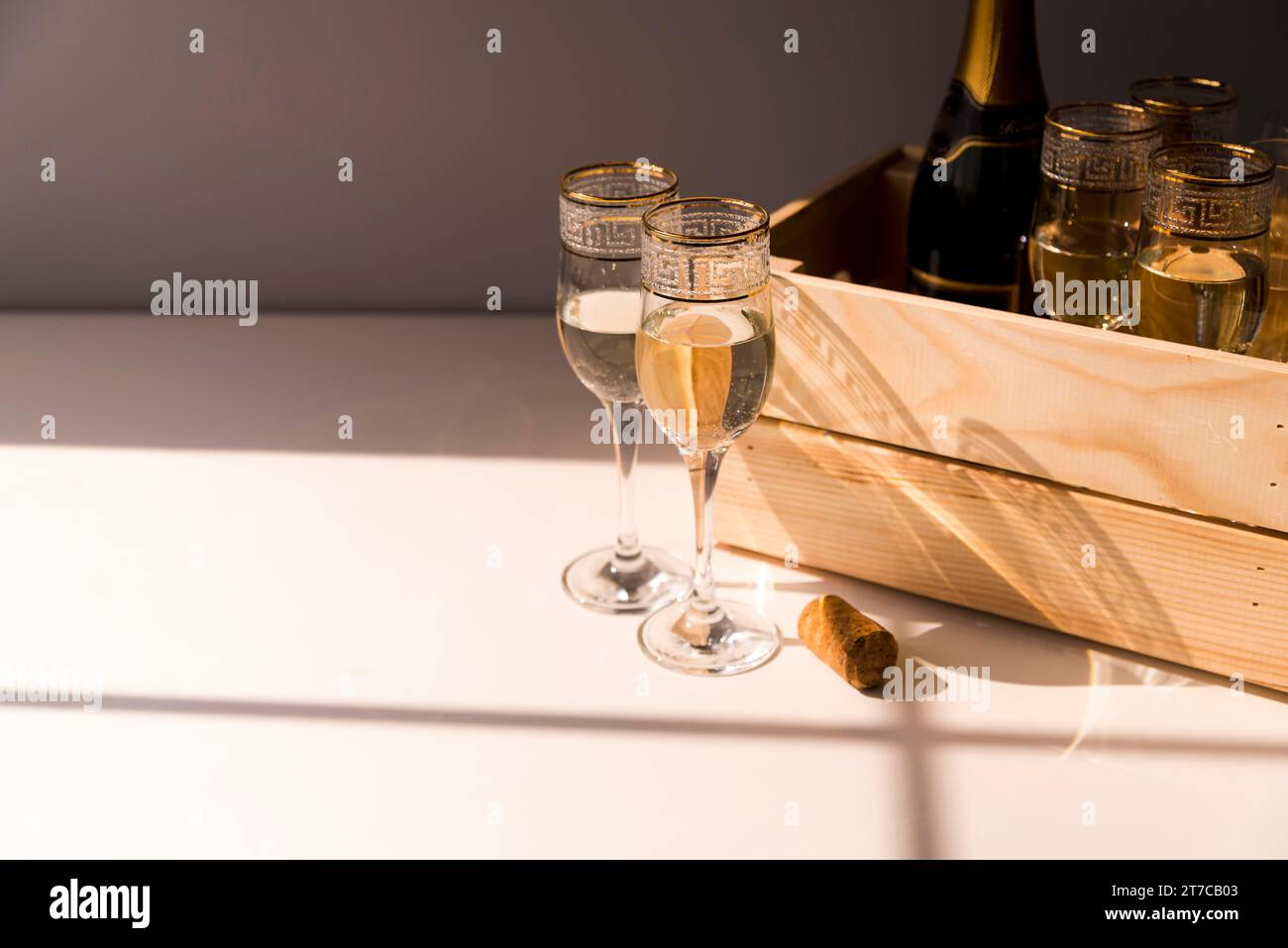 Verre vin champagne table blanche caisse en bois Banque D'Images