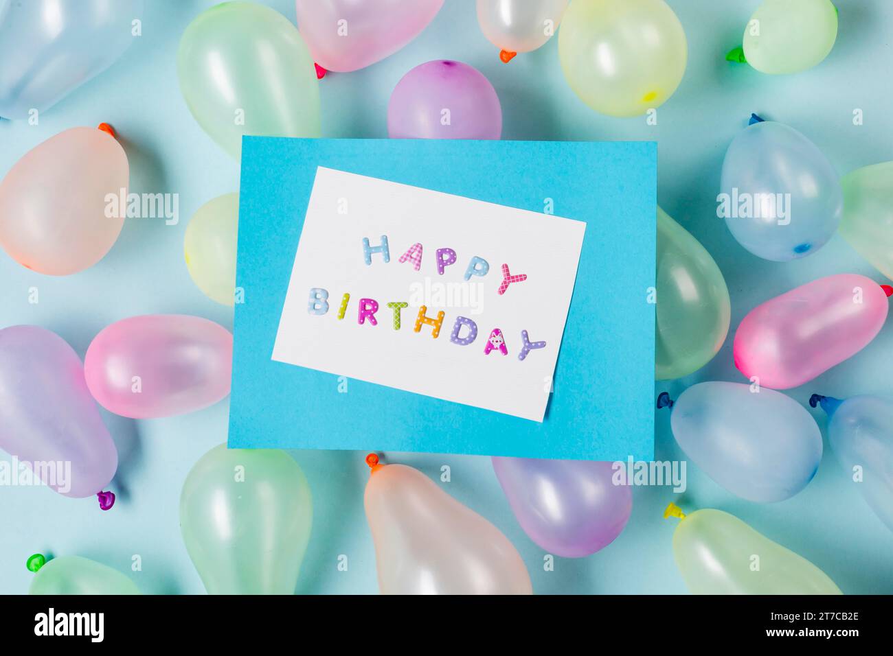 Cartes de joyeux anniversaire ballons sur fond bleu Banque D'Images