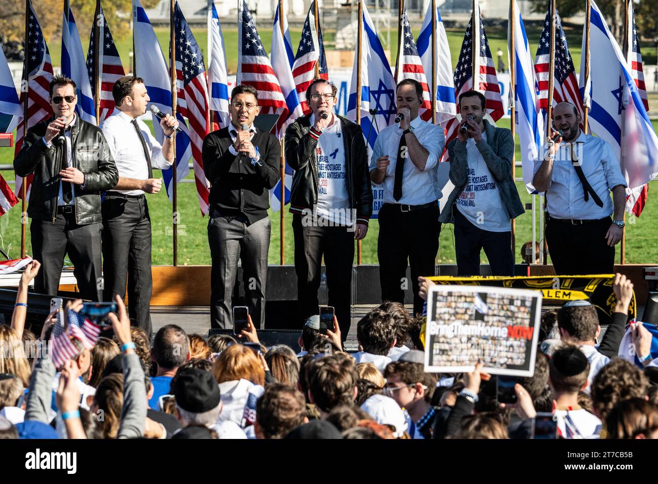 Washington, États-Unis. 14 novembre 2023. Les Maccabeats, du groupe Acapella, lors du rassemblement March for Israel au National Mall à Washington, DC. Crédit : SOPA Images Limited/Alamy Live News Banque D'Images