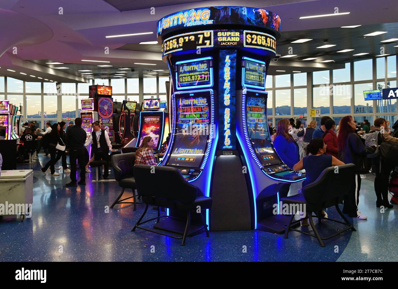 Las Vegas, Nevada, États-Unis. Les passagers attendant un vol à l'aéroport international Harry Reid ont la possibilité de tenter leur chance aux machines de jeu. Banque D'Images
