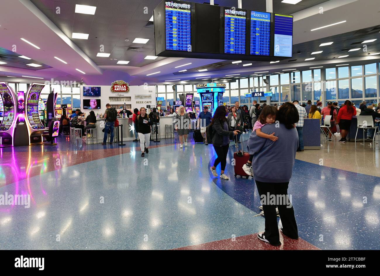 Las Vegas, Nevada, États-Unis. Avec les moniteurs d'information de vol en vue, les passagers peuvent utiliser des machines de jeu dans les zones de porte d'embarquement. Banque D'Images