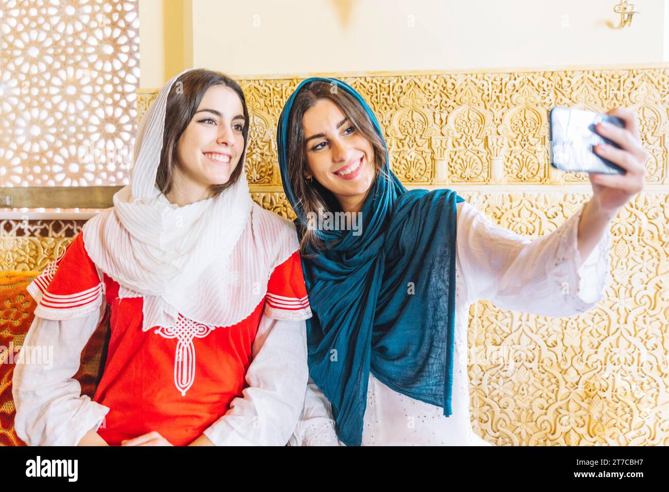 Femmes musulmanes prenant selfie Banque D'Images