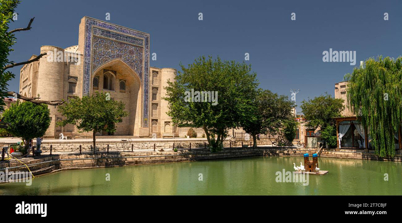 Panorama de Lyab-i Hauz, un ensemble architectural de bâtiments 16-17 siècles dans le centre de Boukhara, Ouzbékistan. Khanqah de divan-begi est sur le dos Banque D'Images
