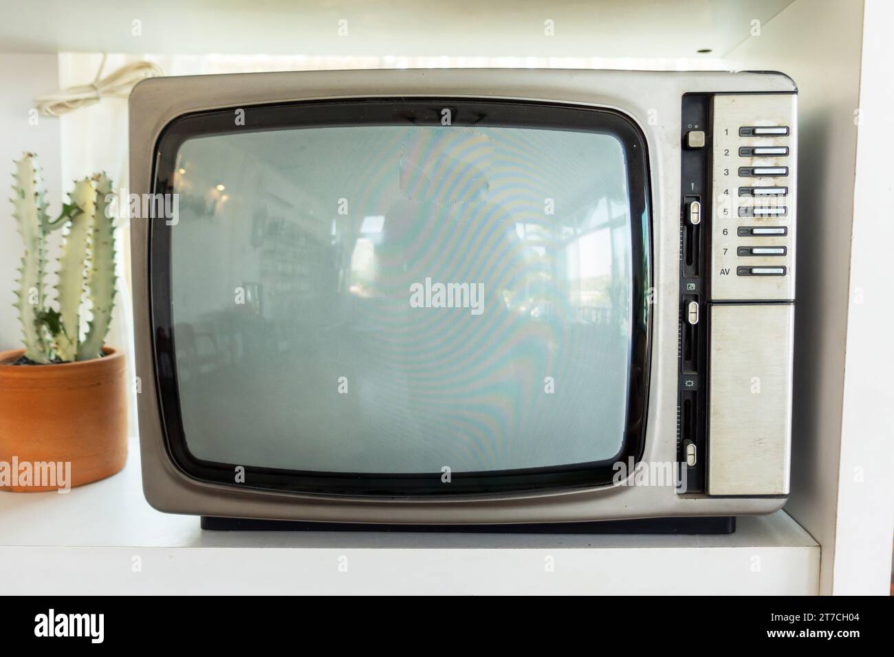 Télévision analogique il s'agit d'une technologie de télévision conventionnelle qui utilise des signaux analogiques pour transmettre des images et des sons. Dans la radiodiffusion, la lumière, la couleur et Banque D'Images