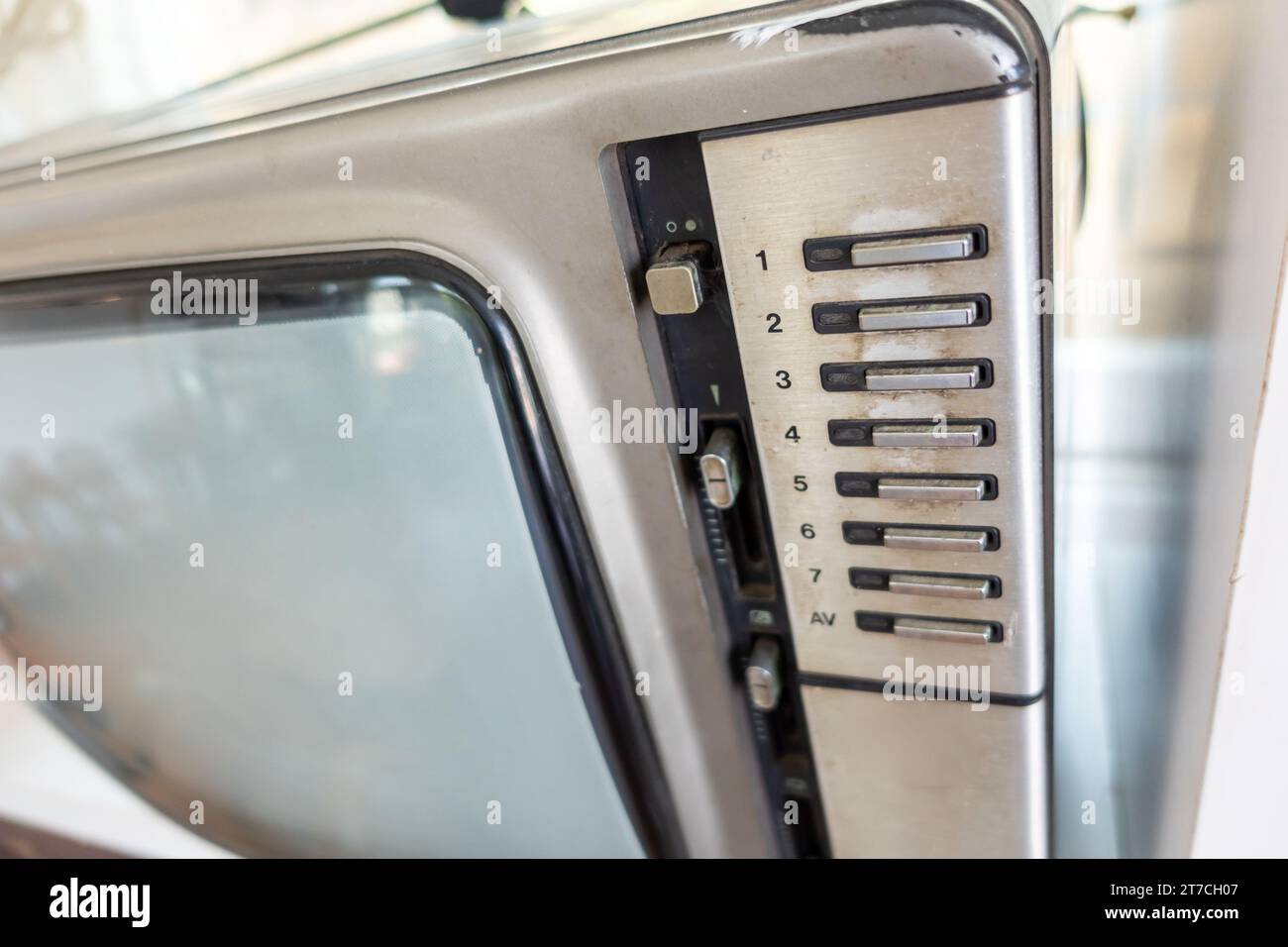 Télévision analogique il s'agit d'une technologie de télévision conventionnelle qui utilise des signaux analogiques pour transmettre des images et des sons. Dans la radiodiffusion, la lumière, la couleur et Banque D'Images