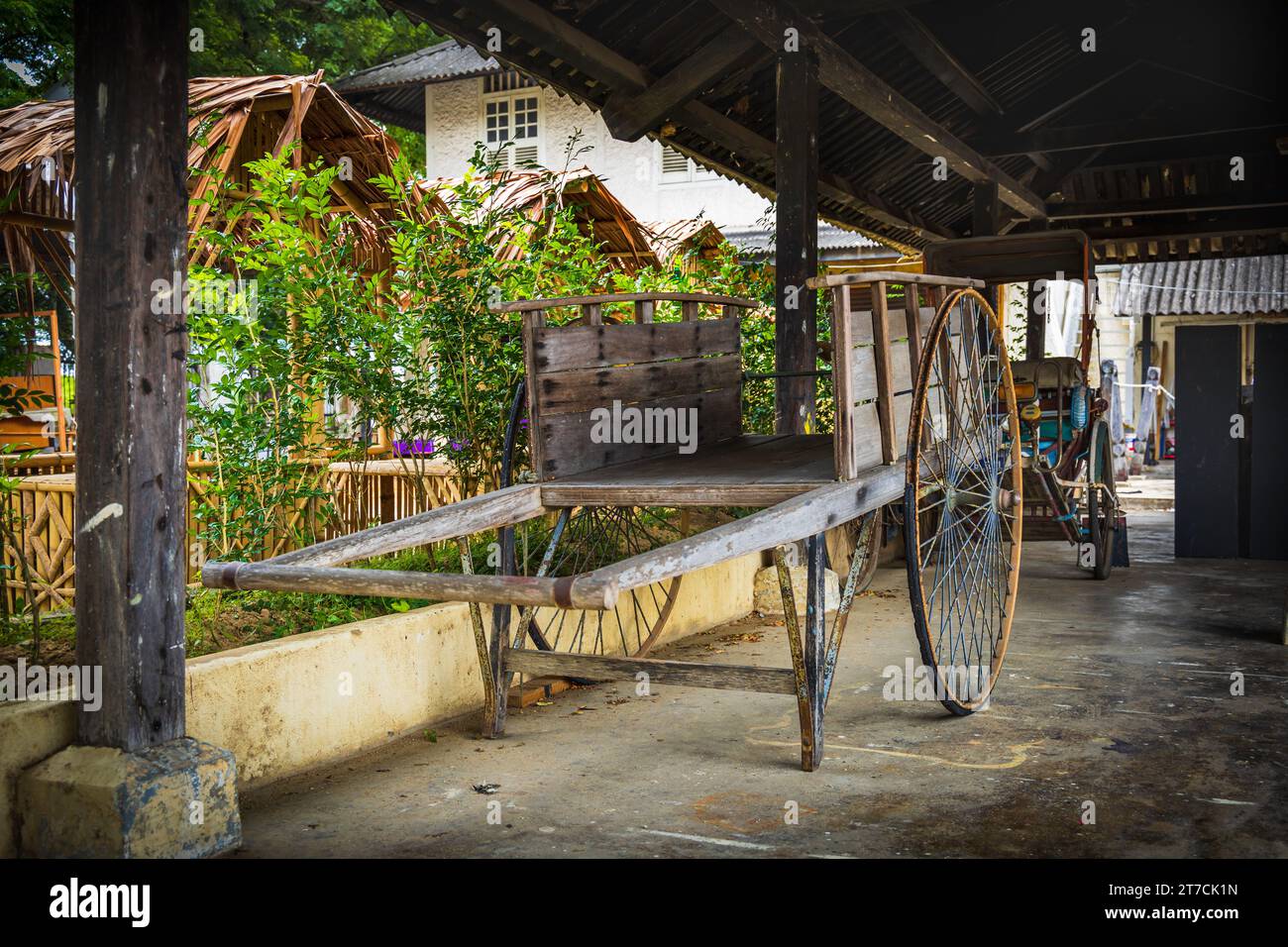 Belle trishaw garée à l'intérieur du Musée de la guerre, Kota Bharu, Kelantan, Malaisie. Ces «véhicules» servaient à transporter des personnes et des marchandises pendant les temps anciens. Banque D'Images