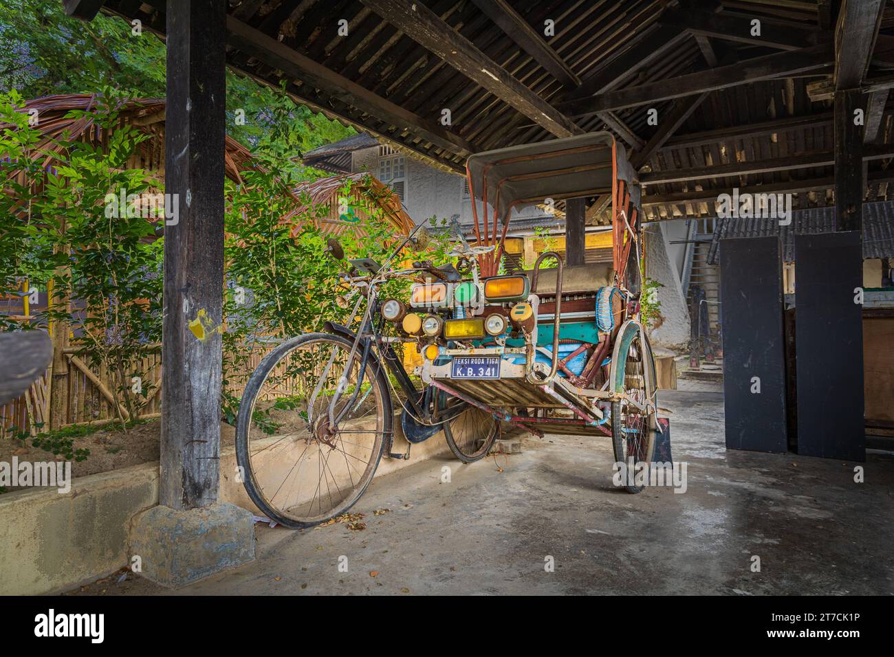 Belle trishaw garée à l'intérieur du Musée de la guerre, Kota Bharu, Kelantan, Malaisie. Ces «véhicules» servaient à transporter des personnes et des marchandises pendant les temps anciens. Banque D'Images