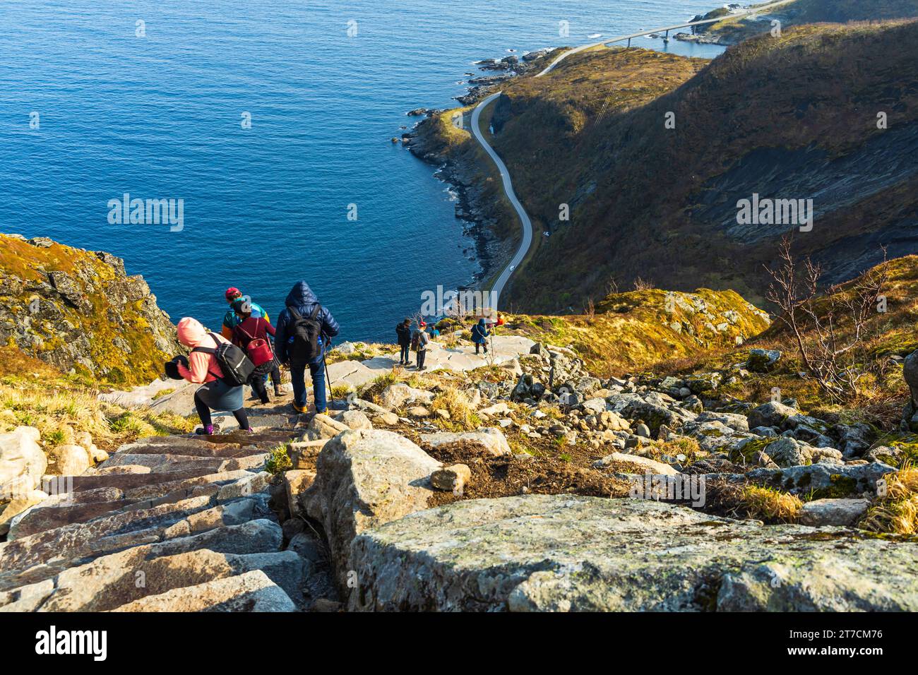 Randonnée jusqu'à Reinebringen, Reine, Lofoten, Norvège est relativement facile, environ 1 500 marches de pierre pour atteindre le 1e belvédère pour profiter de la vue panoramique de Reine. Banque D'Images
