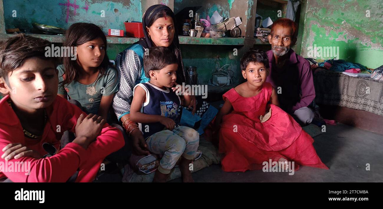 PRODUCTION - 02 octobre 2023, Inde, Neu-Delhi : Sher Singh et sa famille de six vivent dans une petite pièce à la périphérie de Delhi. Singh est incapable de travailler depuis qu'il a perdu connaissance en 2019 lorsqu'il est monté dans un égout. Sher Singh est toujours essoufflé. Il ne peut marcher que pendant une courte période. Pourtant, il n'a qu'environ 50 ans, il ne le sait pas avec certitude. Singh vit dans la capitale indienne New Delhi et souffre d’une maladie pulmonaire depuis qu’il est monté dans une fosse septique de trois mètres de profondeur, où les déchets solides des toilettes s’accumulent, il y a environ trois ans pour éliminer un blocage. Photo : Sunri Banque D'Images