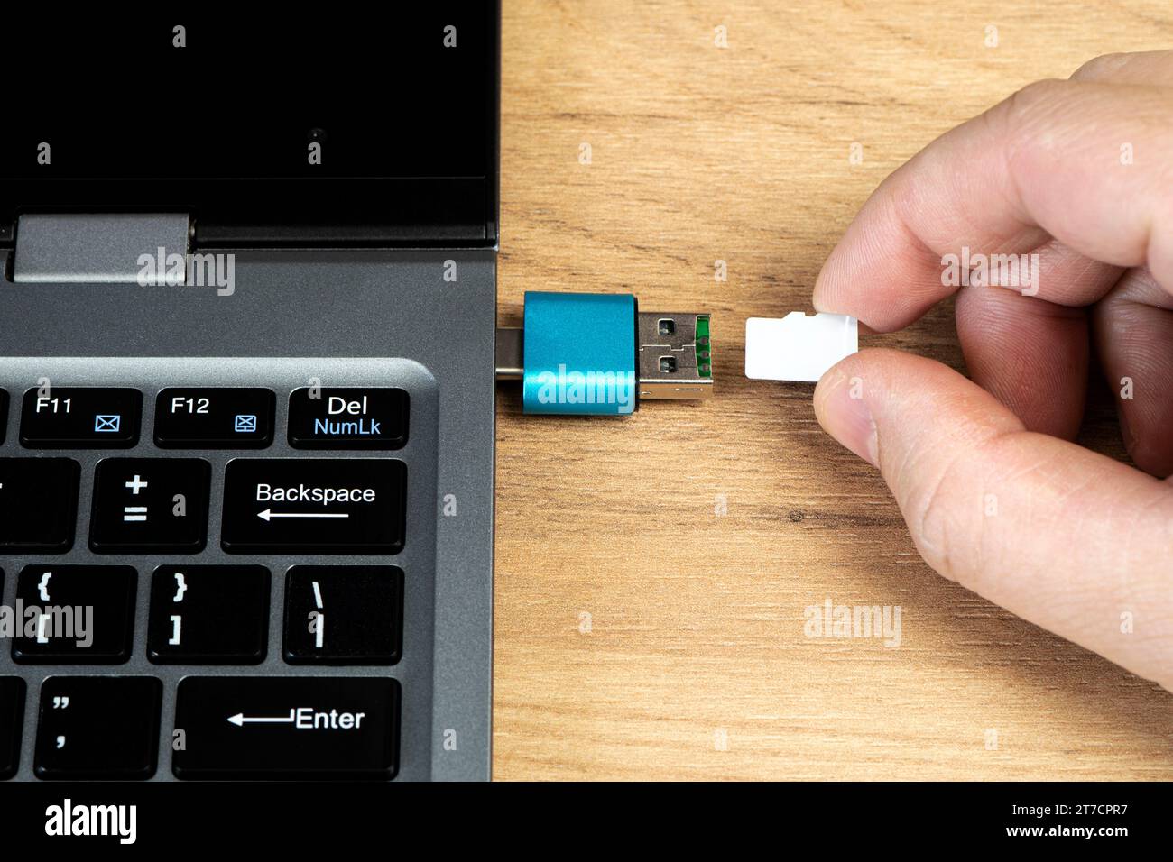 connexion de la carte micro sd de l'adaptateur de lecteur flash usb à l'ordinateur portable. carte micro sd dans la main d'un homme Banque D'Images