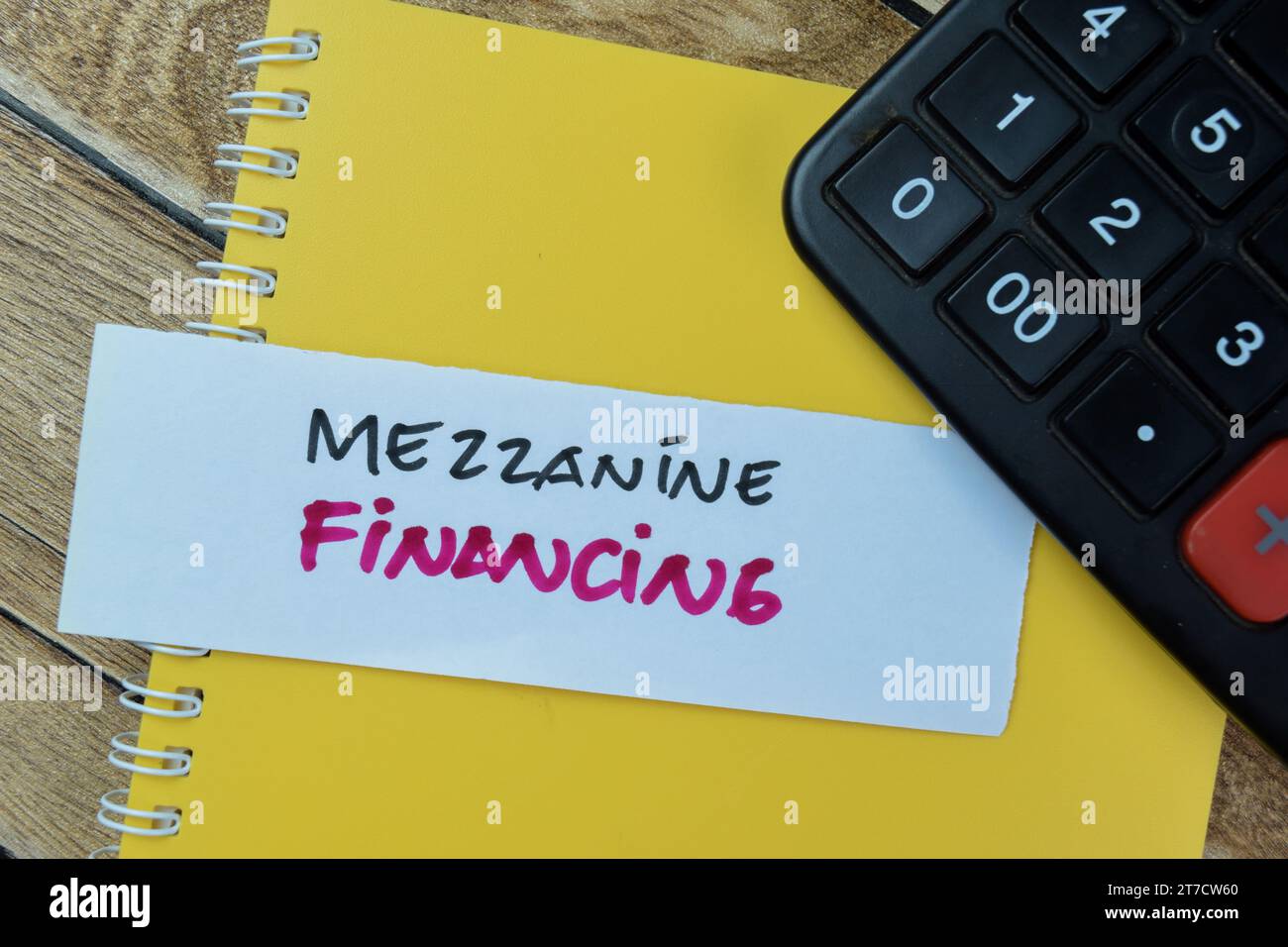 Concept de financement mezzanine écrire sur les notes adhésives isolées sur la table en bois. Banque D'Images