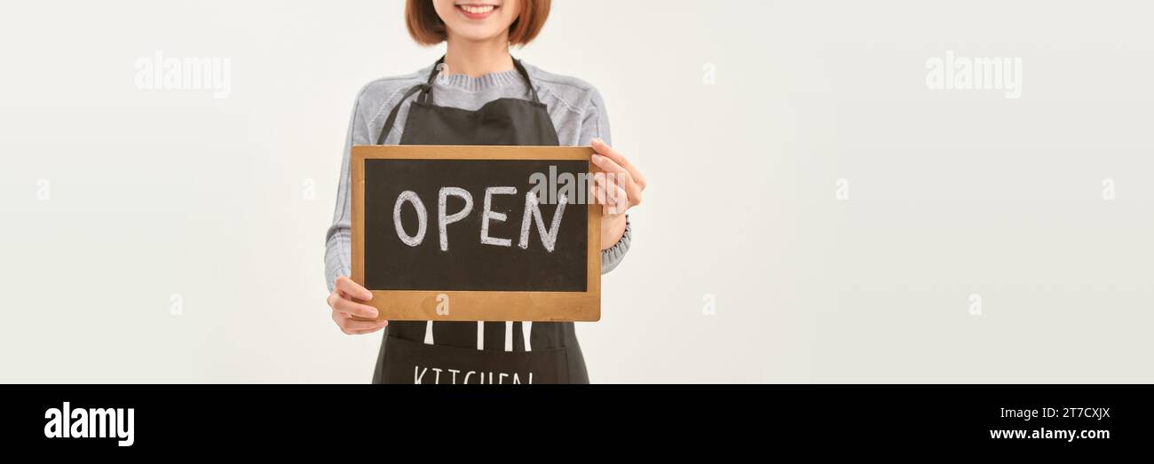 Fleuriste féminin tenant une affiche OUVERTE sur fond blanc Banque D'Images