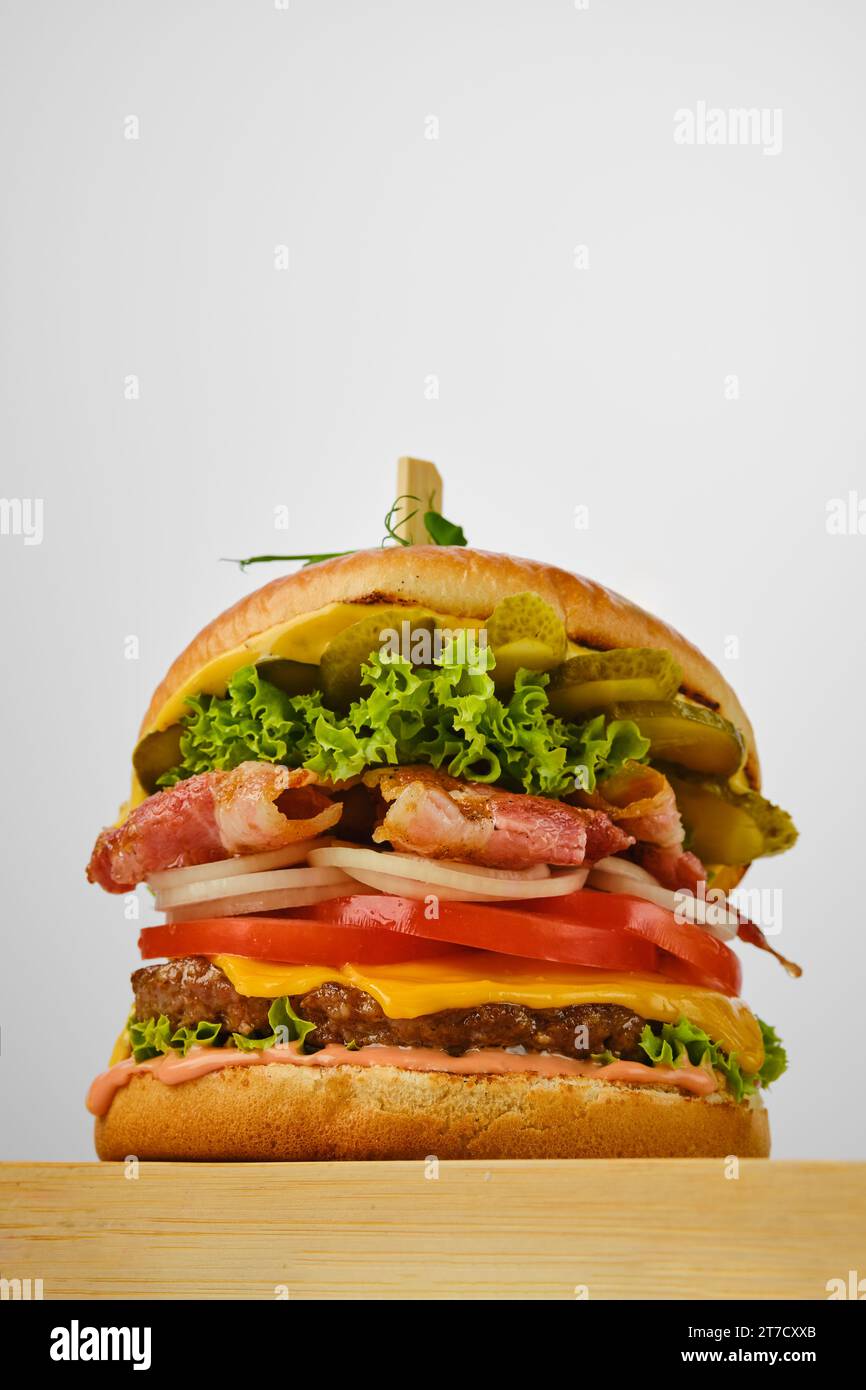 Vue à angle bas du hamburger de bœuf avec bacon, fromage et légumes Banque D'Images