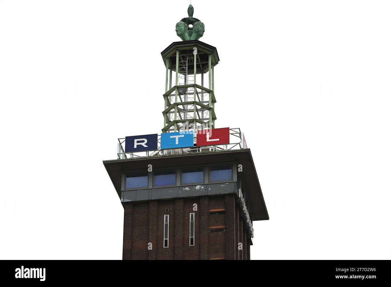 Cologne, Allemagne. 14 novembre 2023. Lettrage logo de RTL Television, RTL Group et RTL Deutschland, une société internationale de médias, famille de diffuseurs avec les chaînes privées en langue allemande du groupe RTL basée à Cologne crédit : Horst Galuschka/dpa/Horst Galuschka dpa/Alamy Live News Banque D'Images