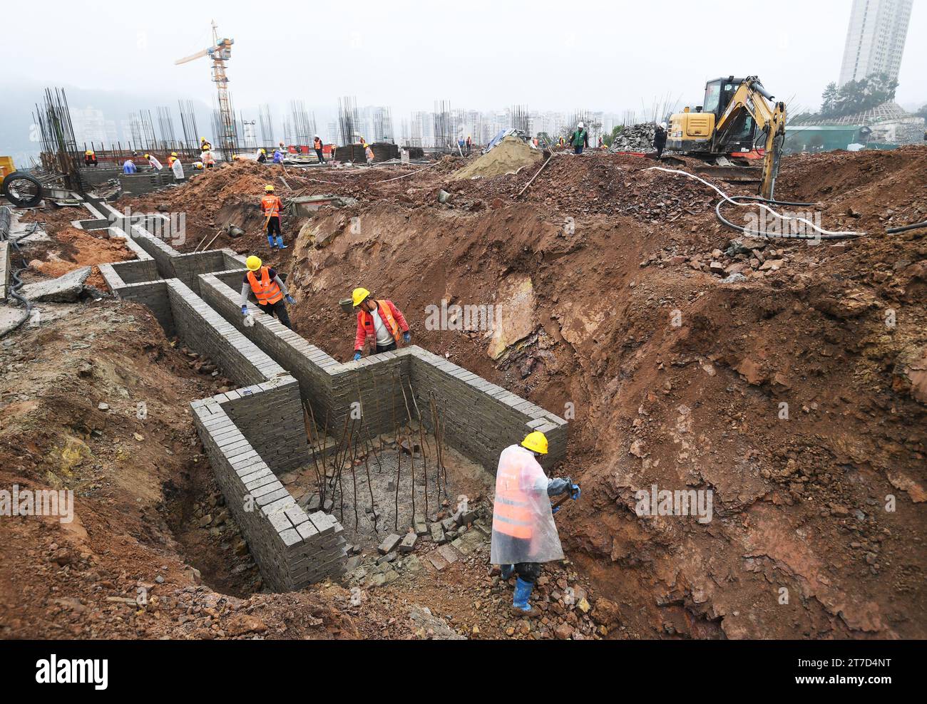 GUIYANG, CHINE - 15 NOVEMBRE 2023 - les constructeurs travaillent sur le site de construction du projet d'infrastructure de soutien et d'utilisateur commercial de Nanming Gree Banque D'Images