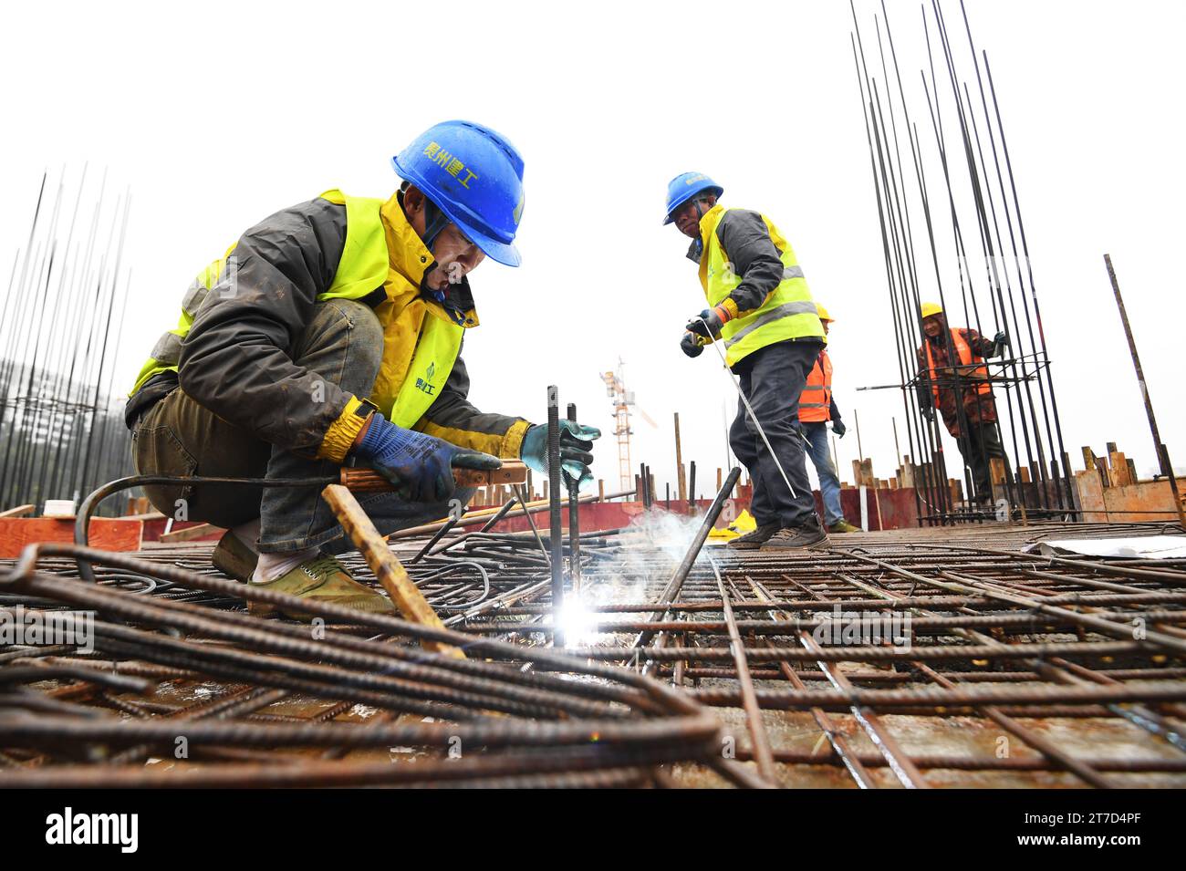 GUIYANG, CHINE - 15 NOVEMBRE 2023 - les constructeurs travaillent sur le site de construction du projet d'infrastructure de soutien et d'utilisateur commercial de Nanming Gree Banque D'Images