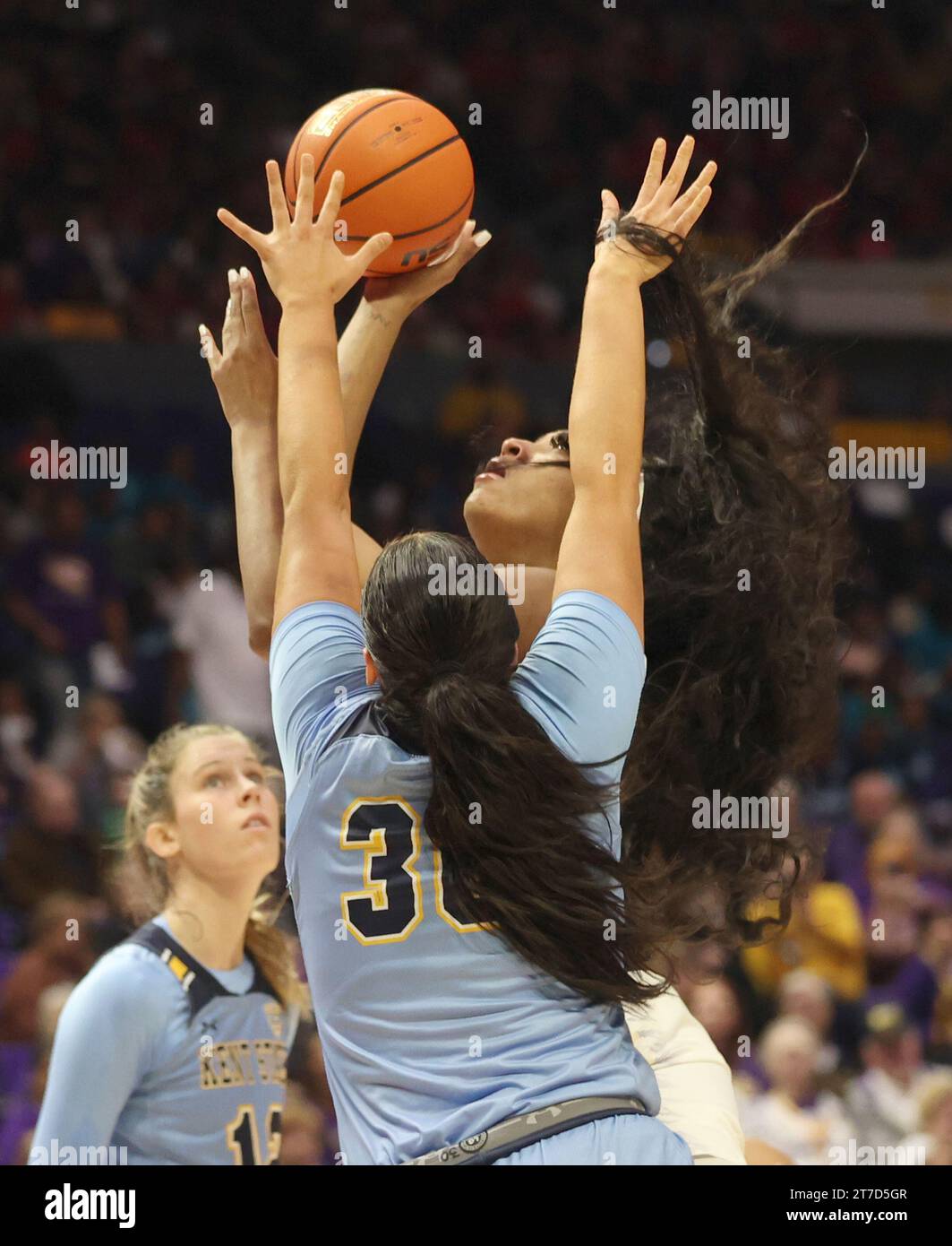 Baton Rouge, États-Unis. 14 novembre 2023. Angel Reese (10 ans), attaquant des Lady Tigers de LSU, tire un layup contre Mikala Morris (30 ans), centre Golden Flashs de Kent State, lors d'un match féminin de basket-ball universitaire au Pete Maravich Assembly Center à Baton Rouge, Louisiane, le mardi 14 novembre 2023. (Photo de Peter G. Forest/Sipa USA) crédit : SIPA USA/Alamy Live News Banque D'Images