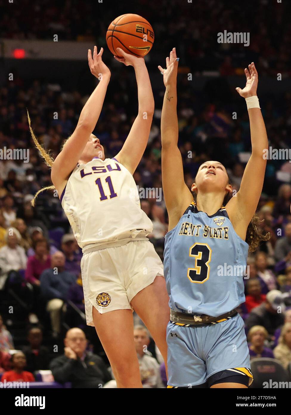 Baton Rouge, États-Unis. 14 novembre 2023. Hailey Van Lith (11 ans), garde des Lady Tigers de LSU, tire sur un sauteur contre Corynne Hauser (3 ans), garde des Golden Flash de Kent State lors d'un match de basket-ball universitaire féminin au Pete Maravich Assembly Center à Baton Rouge, Louisiane, le mardi 14 novembre 2023. (Photo de Peter G. Forest/Sipa USA) crédit : SIPA USA/Alamy Live News Banque D'Images