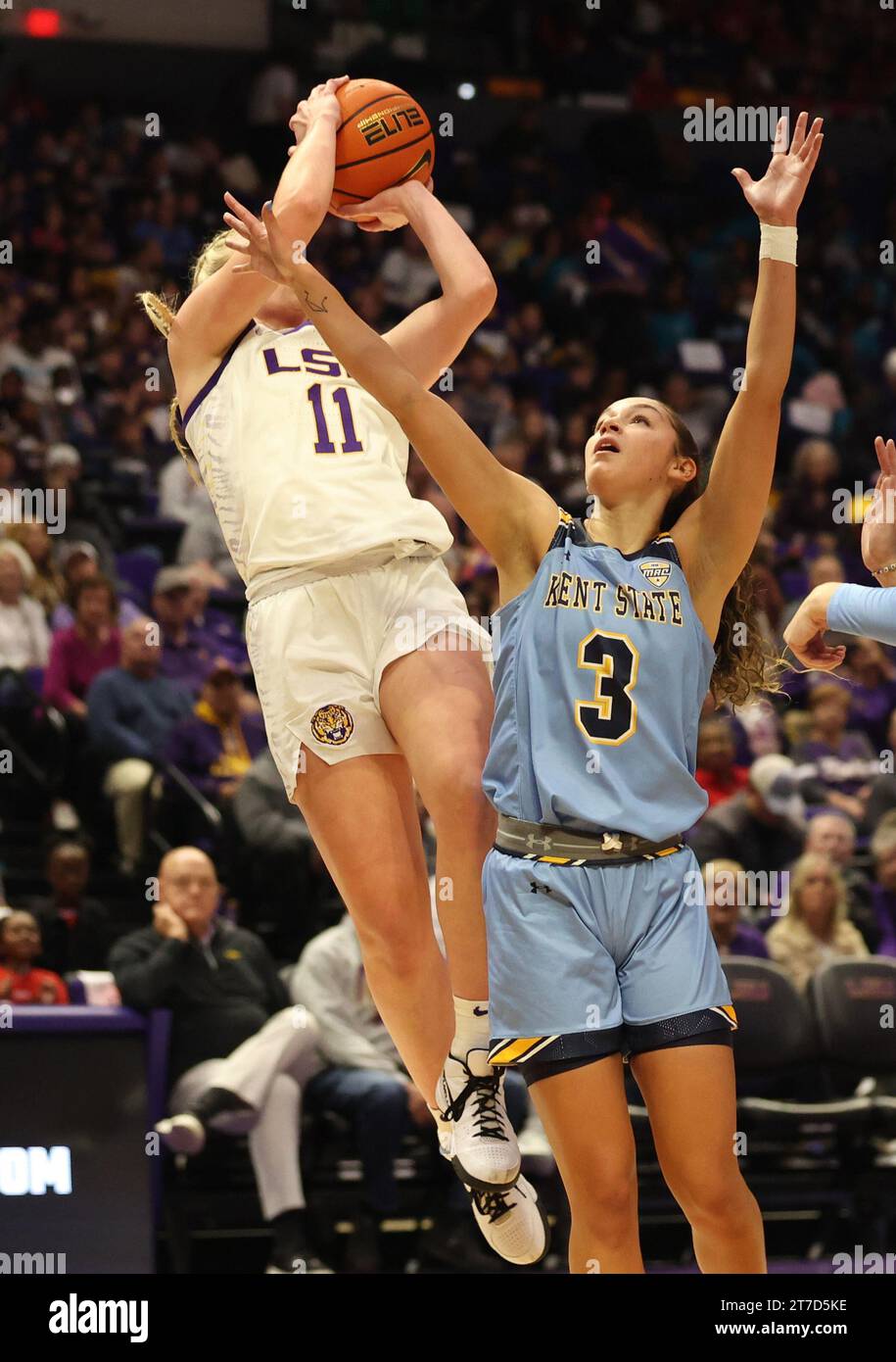 Baton Rouge, États-Unis. 14 novembre 2023. Hailey Van Lith (11 ans), garde des Lady Tigers de LSU, tire sur un sauteur contre Corynne Hauser (3 ans), garde des Golden Flash de Kent State lors d'un match de basket-ball universitaire féminin au Pete Maravich Assembly Center à Baton Rouge, Louisiane, le mardi 14 novembre 2023. (Photo de Peter G. Forest/Sipa USA) crédit : SIPA USA/Alamy Live News Banque D'Images