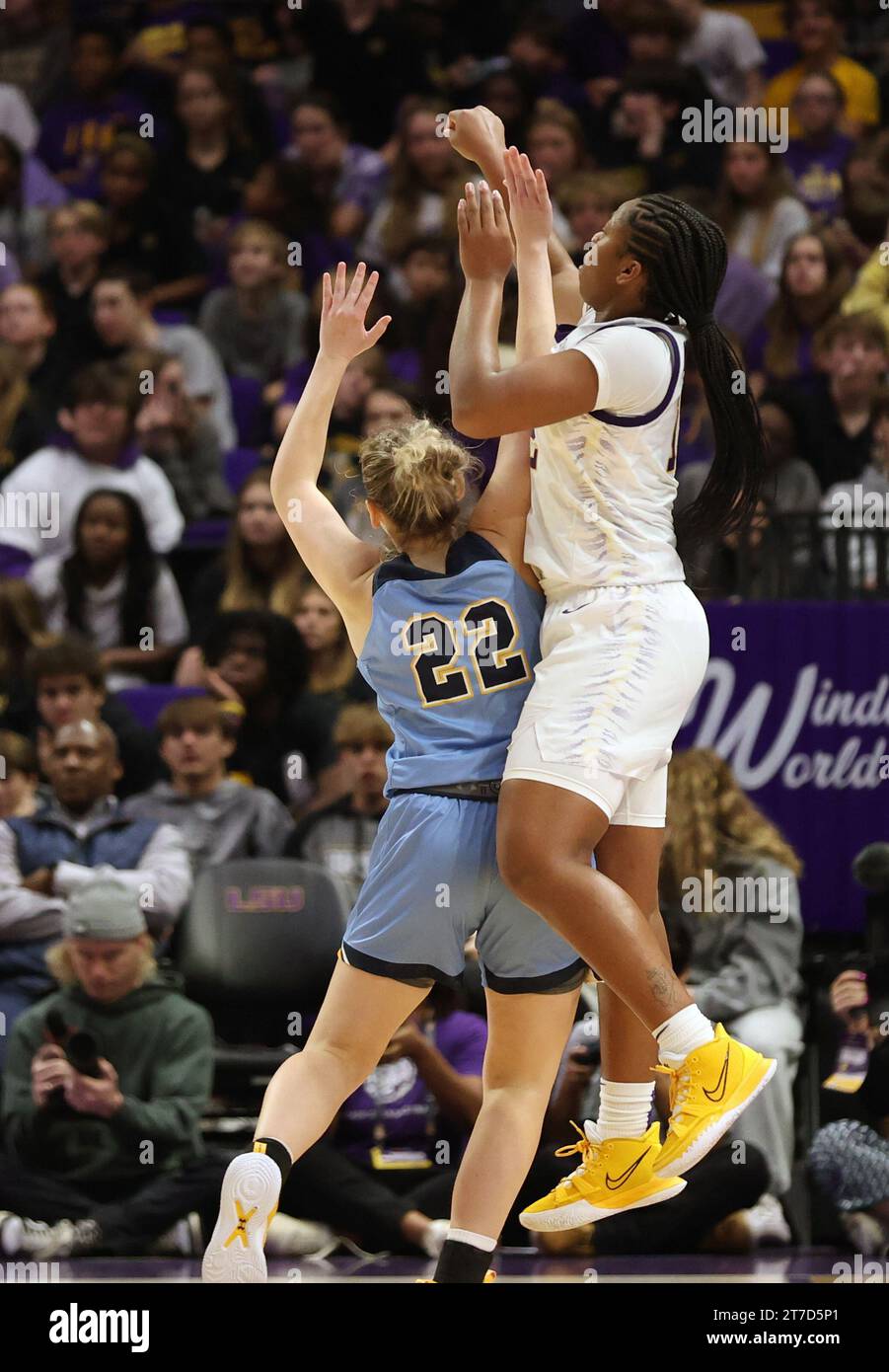 Baton Rouge, États-Unis. 14 novembre 2023. Le garde des Golden flashs de Kent State Abby Ogle (22) attaque le garde des Lady Tigers de LSU Mikaylah Williams (12) alors qu'il était en train de tirer sur un trois-pointeurs lors d'un match de basket-ball universitaire féminin au Pete Maravich Assembly Center à Baton Rouge, Louisiane, le mardi 14 novembre 2023. (Photo de Peter G. Forest/Sipa USA) crédit : SIPA USA/Alamy Live News Banque D'Images