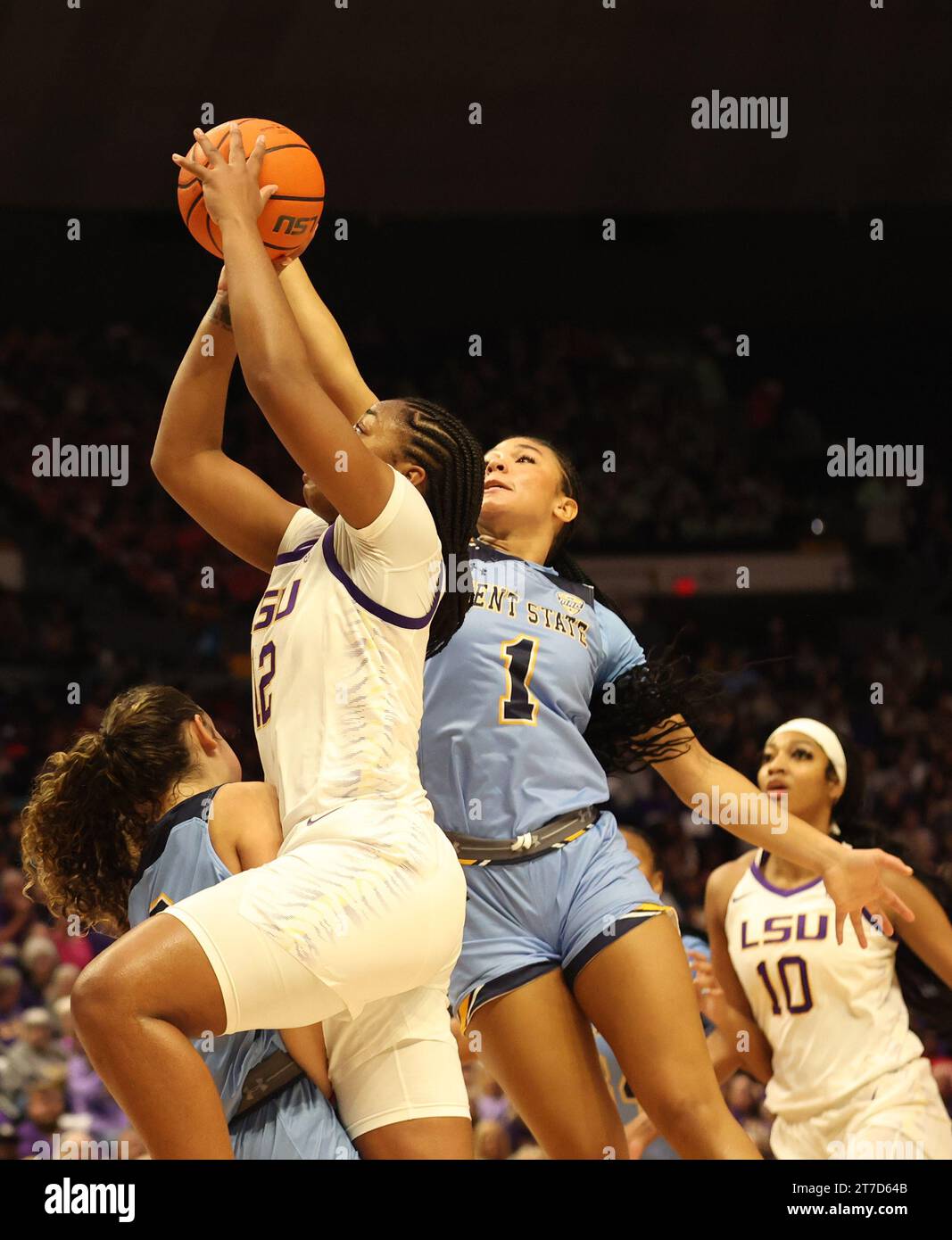 Baton Rouge, États-Unis. 14 novembre 2023. L'avant des Golden Flashs de Kent State, Tatiana Thomas (1 ans), bloque le tir de Mikaylah Williams (12 ans), garde des Lady Tigers de LSU, lors d'un match de basket-ball universitaire féminin au Pete Maravich Assembly Center à Baton Rouge, Louisiane, le mardi 14 novembre 2023. (Photo de Peter G. Forest/Sipa USA) crédit : SIPA USA/Alamy Live News Banque D'Images