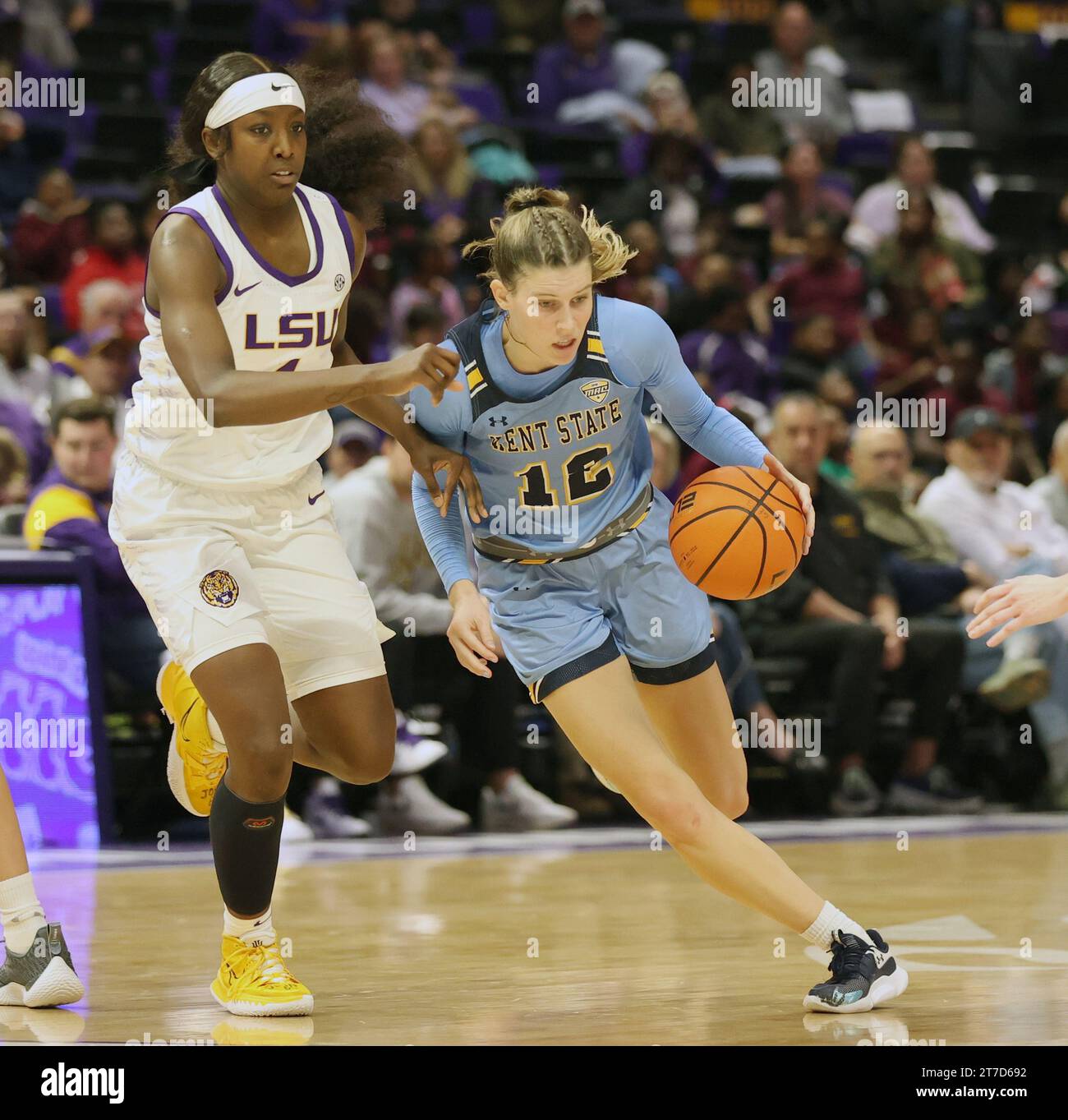 Baton Rouge, États-Unis. 14 novembre 2023. L'attaquant Jenna Batsch (12 ans) tente de passer devant la garde des Lady Tigers Flau'jae Johnson (4 ans) lors d'un match de basket-ball universitaire féminin au Pete Maravich Assembly Center à Baton Rouge, Louisiane, le mardi 14 novembre 2023. (Photo de Peter G. Forest/Sipa USA) crédit : SIPA USA/Alamy Live News Banque D'Images