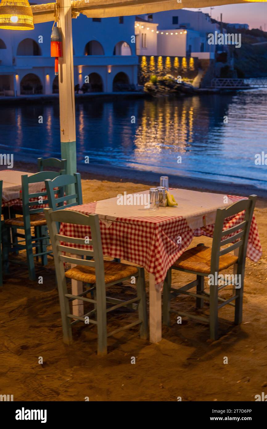 Tables vides dans une taverne de Merihas, Kythnos, Grèce Banque D'Images