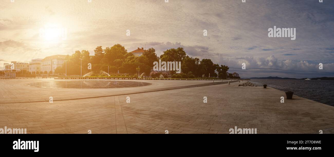 ZADAR, CROATIE - JUILLET 27 2015 : l'orgue de mer est un objet architectural situé à Zadar, en Croatie et un instrument de musique expérimental, qui joue du musi Banque D'Images