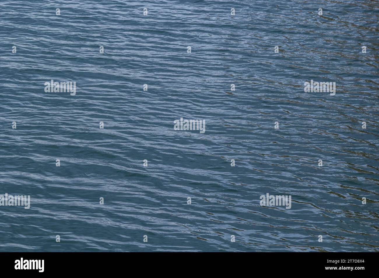 Vagues d'eau fond de texture bleu foncé. Banque D'Images