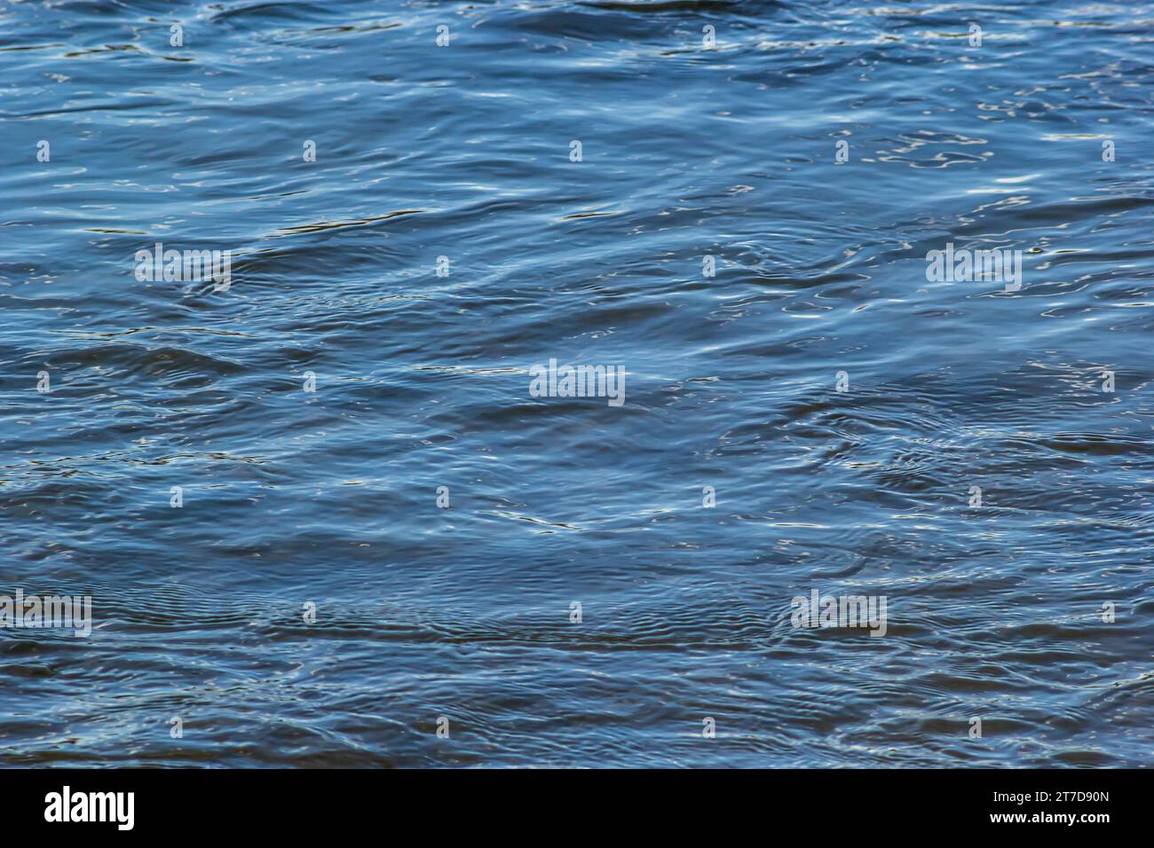 contexte. effet de flou artistique. reflet du ciel dans un lac de rivière. Banque D'Images