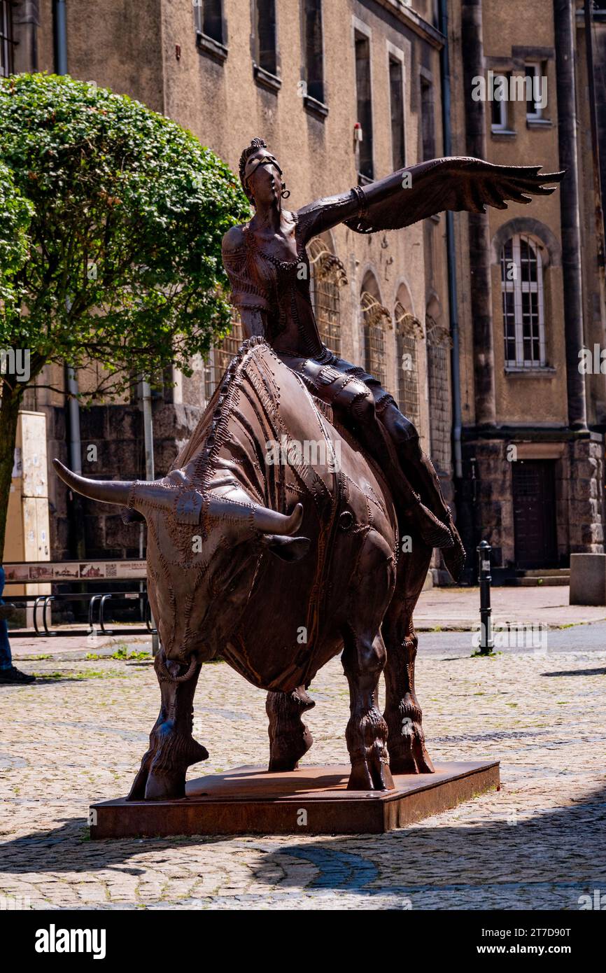 02 08 2022 : enlèvement de la sculpture de l'Europe par Vahan Bego dans la vieille ville de Jelenia Gora. Pologne Banque D'Images