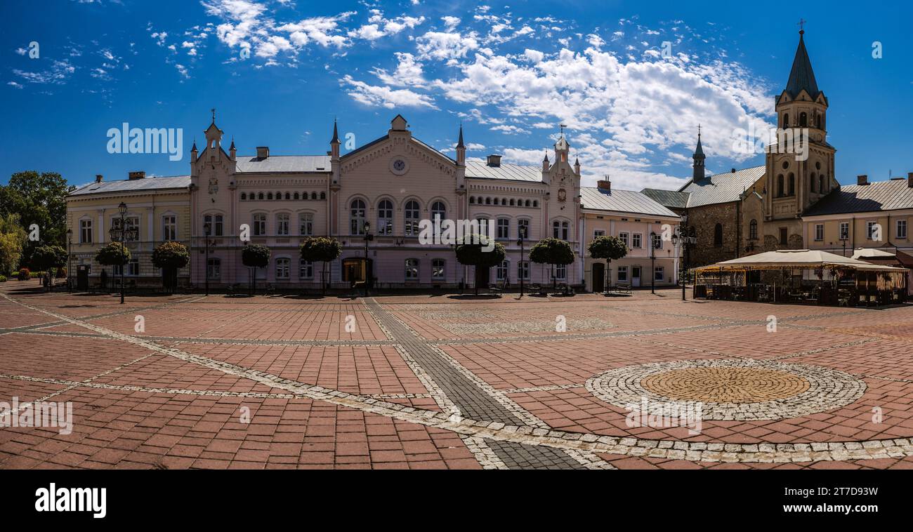 Place du marché à Sanok. La ville libre royale de Sanok (Wolne Miasto Sanok) est une ville du sud-est de la Pologne avec 39 110 habitants, au 2 juin 2009 Banque D'Images