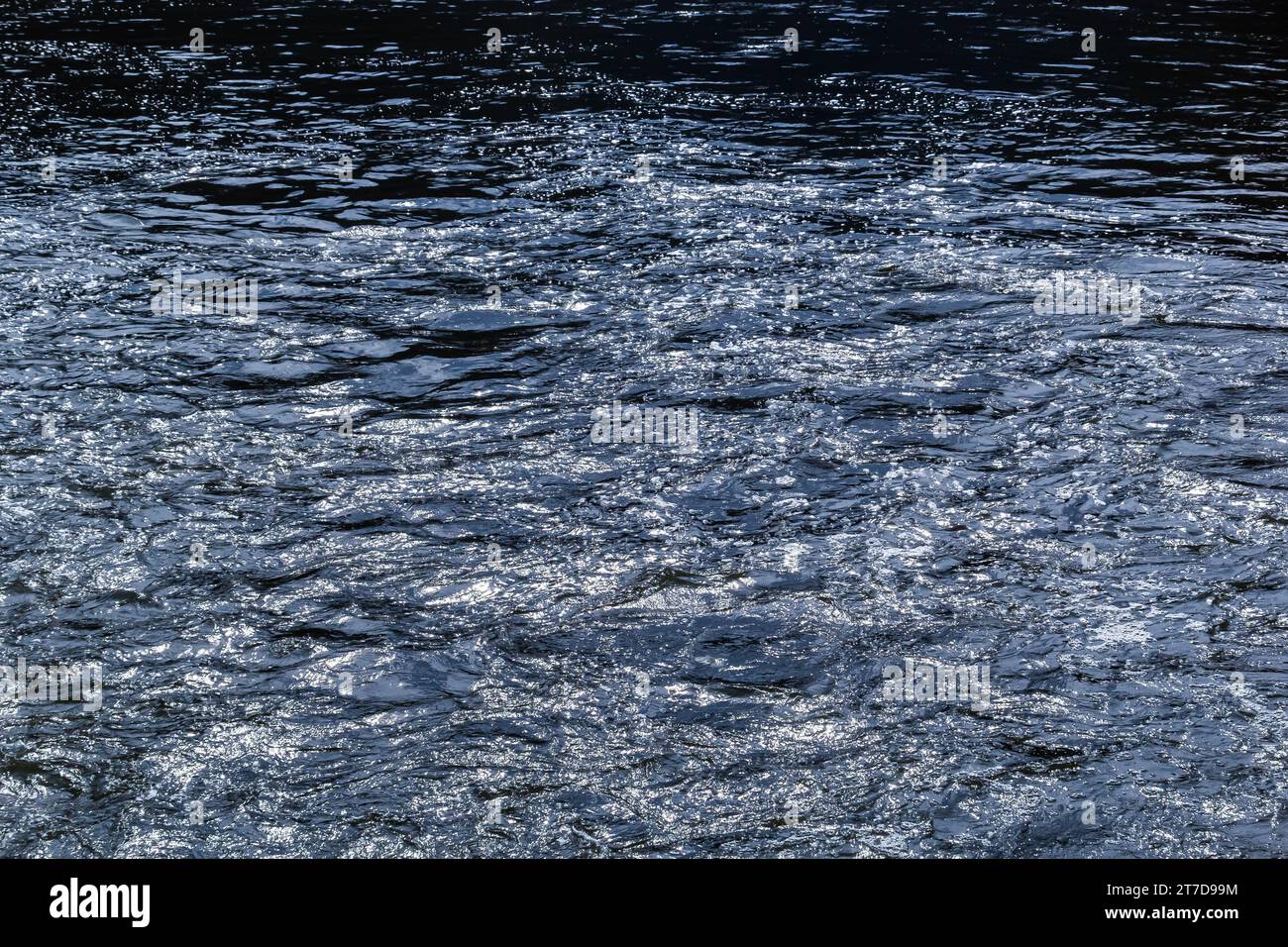 Vagues d'eau fond de texture bleu foncé. Banque D'Images